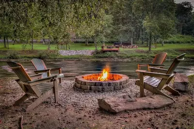 Image de Toccoa river Cabin with fishing, fire pit, hot tub & theater.