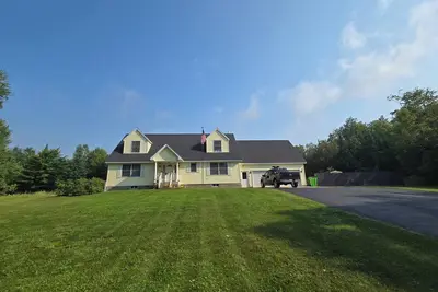 Image de Large Home in Michigans U. P located within the Hiawatha National Forest.