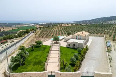 Panoramic villa for groups: garden, large infinity pool, large veranda.