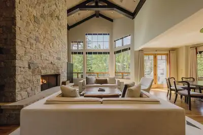 Image de Private Home by InvitedHome | Hot Tub, Walk to Lionshead Shops, Restaurants