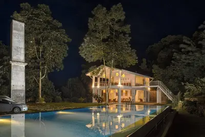 Image de Colonial-style bungalow with private pool, mountain views and tranquil vibes.