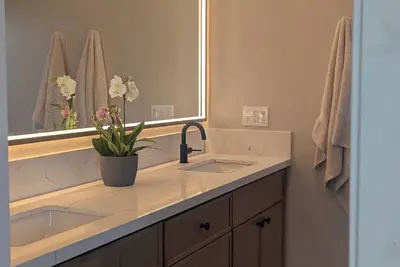 Image de Walkable Ocean-View Lantern District Home with Ac & Garage
