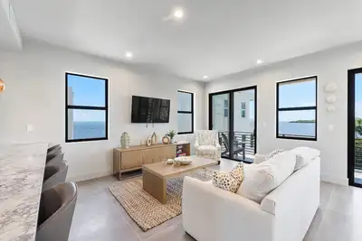 Image de Stylish Oceanview Kayak Getaway w/ Pool & Hot Tub!