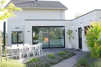 Image de Charmante gezinswoning, rustig gelegen in het groen, met tuinsauna.