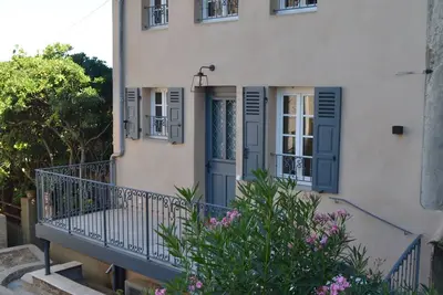 Image de Appartement avec terrasse au cœur du village de Grimaud, à 5 minutes de la mer.