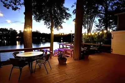 Image de New! Lakeshore Cottage: Fish, Kayak, Relax, Sunset Deck