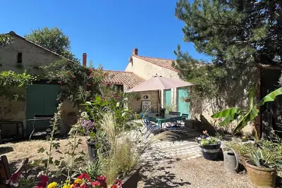 Image de Grande maison en pierre avec Jardin, proche de La Rochelle et plages - 8pers