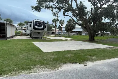 Image de 2 Rv Canel spaces in Horseshoe Beach on concrete slabs Price is per space.