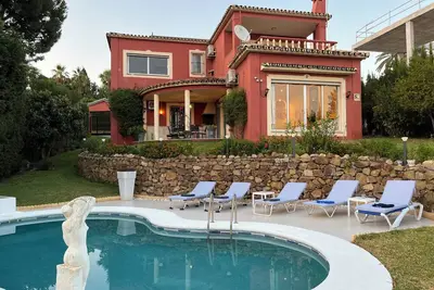 Image de Charming 3-bedroom villa with sea view in amazing Marbella
