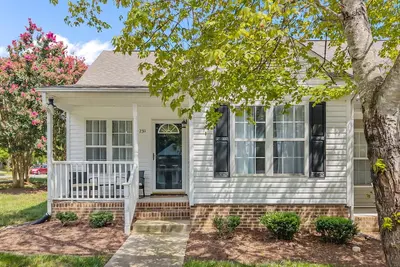Image de Charming 2-bedroom townhome in Wake Forest with assigned parking