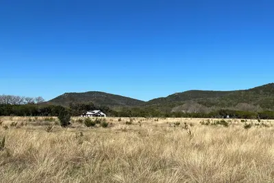 Image de Secluded 3/2 farmhouse with scenic patio, wildlife on private acreage