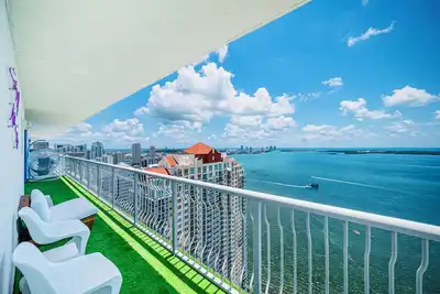 Image de Top Floor Front Facing Penthouse Overlooking The Whole of Miami