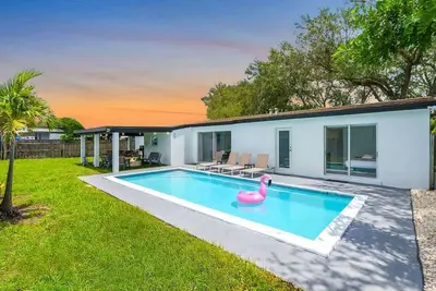 Image de Private Heated Pool Home Arcade Games & Firepit