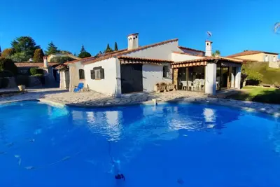 Image de Villa avec piscine et vue sur mer, au calme d'un grand jardin arboré et fleuri