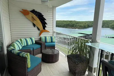 Image de Premier Lakefront 3br condo in Osage Beach Elevator, boat slip & trailer parking