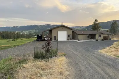 Image de Rangeline Retreat w/Views of valley, private setting for stay or events.