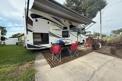 Image de Cozy Rv for 6 near Tampa Bay Buccaneers Stadium - 4 Beds