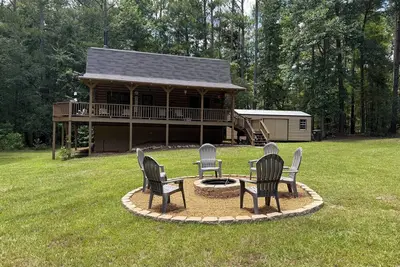 Image de 4-bedroom log cabin in charming Senoia with Ac, WiFi. Enjoy a cozy retreat.