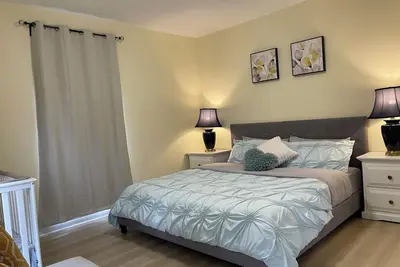 Image de Two-bedroom Suite with King Bed - 4 Min to The Falls