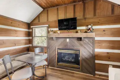 Image de Cozy Parkway Cabin with Mountain Views - Cabin 4