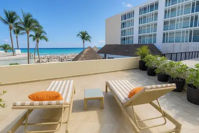 Image de Private Pool - Prime Location Steps from the Beach