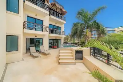 Image de 2 Bedroom Private Pool Apt Steps from The Beach