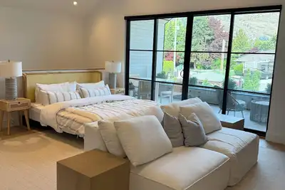 Image de Bright Beach Studio – Steps from Ocean Access | King Bed + Patio