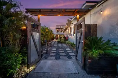 Image de Cozy & Private Studio w/ Outdoor Deck