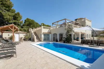 Image de \"Villa Delfin\", proche plage, avec vue mer, piscine, jardin, climatisation et Wi-Fi.