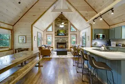 Image de Lazy Luxury– New Modern Build: All King Bds, Fire Pit, Spa & Treetop Deck Views