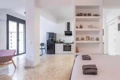 Image de Large And Bright Studio w/Balcony In City Center