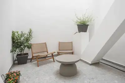 Image de Spacious open space apartment with large private patio
