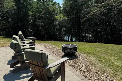 Image de Lake Front Property with a gentle path to a private dock and lake. 3bed 2 bath