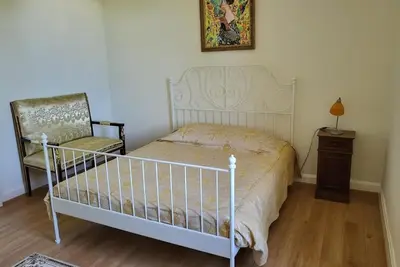 Image de Chambre privée avec douche et lavabo