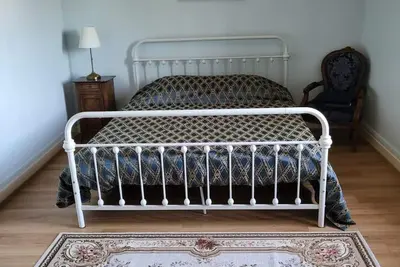 Image de chambre privée avec douche et lavabo