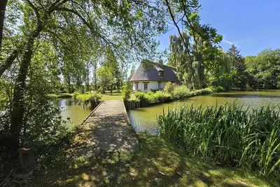 Image de Propriété avec piscine et parc