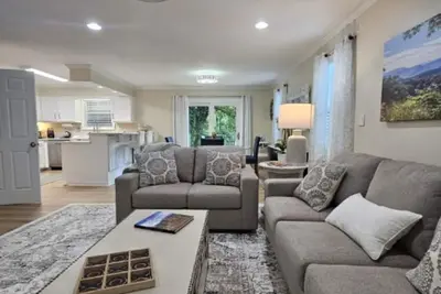 Image de Entire 2-Level House 20 Min to Ut, Sleeps 10, 1900 Sf 2 Kitchens 2 Living Rooms