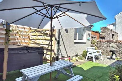 Image de Cosy Cottage with water views, Close to town centre. Hot tub. Pet friendly.