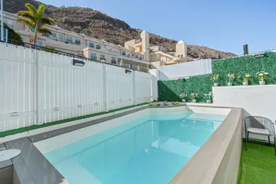 Image de Villa de vacances 'Big Puerto Rico Streetfront' avec vue sur la montagne, Wi-Fi et climatisation