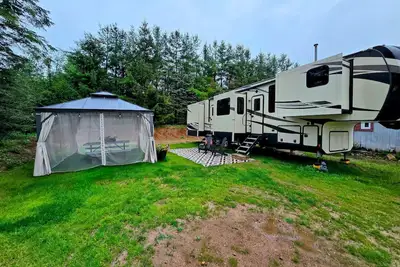 Image de Book Your Adventure in this Ultra Comfy, Luxury Rv on 10 Acres. Bring your Pup!