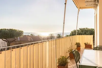 Image de GuestHost - Seaview Flat just steps from the Beach