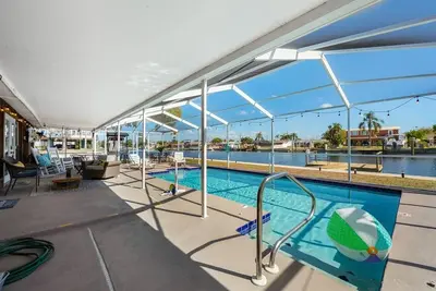 Image de \"Stay Salty\" Florida Pool/Canal Home, 4 bed, 3. 5 bath, bring boat!