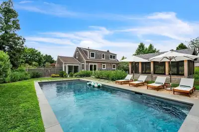 Image de Bellport Village 3-Br Modern Beach House with Pool, Fire Pit, and Outdoor Shower