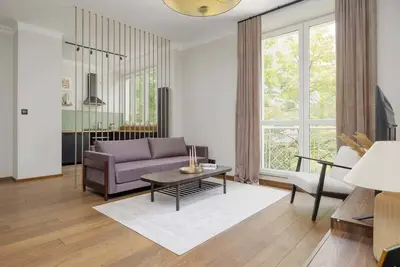 Image de Wspólna 73 | Warsaw | Air Conditioned Apartment | Desk | Bathtub | Center