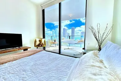 Image de Spacious 1 Br+ Den and 1. 5 Bath with patio facing Biscayne Bay for sunrise views