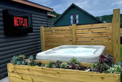 Image de Riverview Cabin + Hot Tub w/ Tv+ Pickleball Court