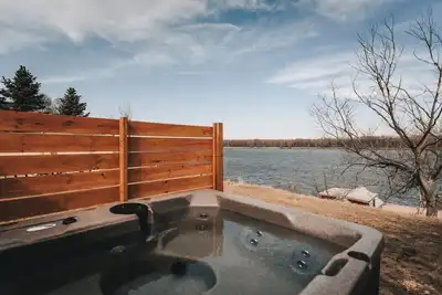 Image de Riverview Cabin + Hot Tub w/ Tv+ Pickleball Court