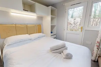 Image de Escape to the tranquil 58 Trevithick Court, Tolroy Manor, a cosy bungalow that sleeps four.