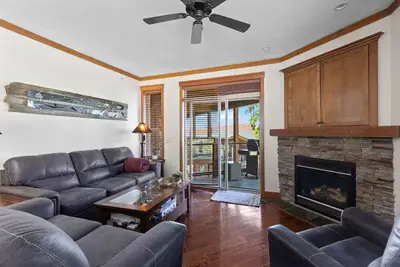 Image de Snowbird Lodge Powder Palace at Big White. Ski in Ski out, private hot tub.