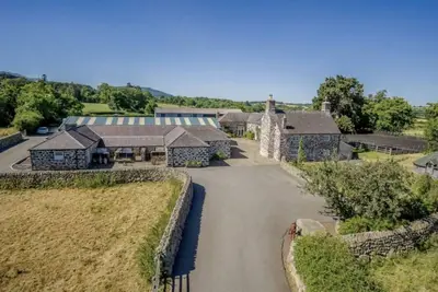 Image de Tal y Bont Farm -  a remote that sleeps 30 guests  in 14 bedrooms